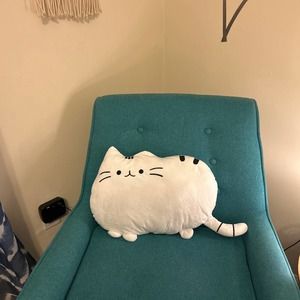 Kitty pillow white